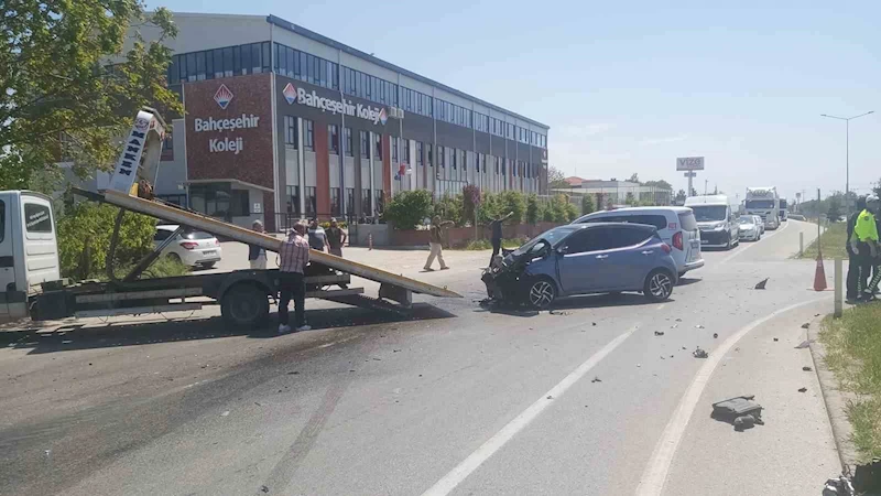 Askeri araçla otomobil çarpıştı: 3’ü askeri personel 4 kişi yaralandı
