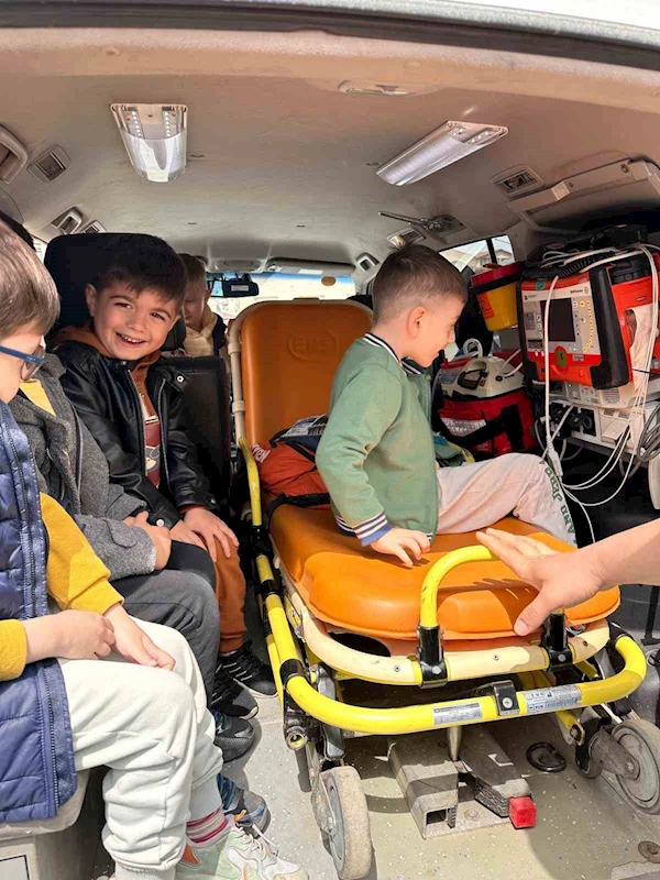 Minikler, ambulanslar ve tıbbi cihazları keşfetti
