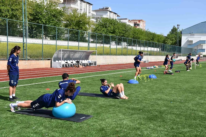 Siverek İdmanyurdu Kadın Futbol Takımı grup şampiyonu oldu
