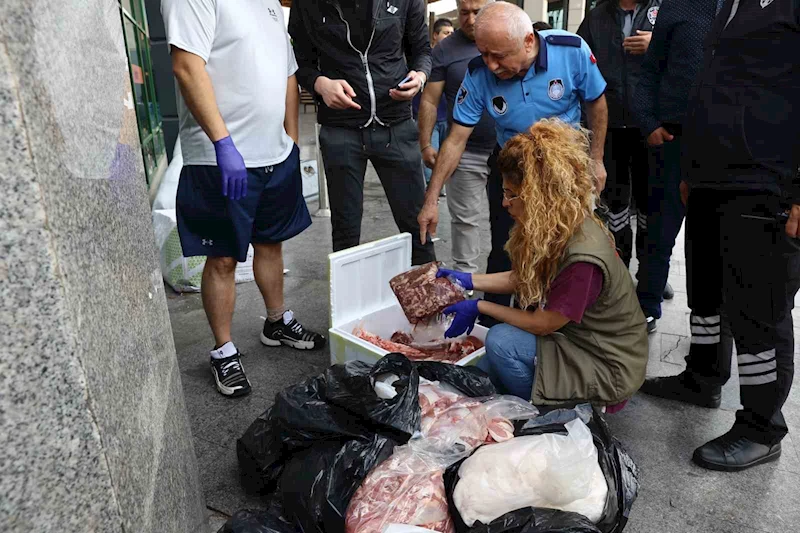 İzmir’den Antalya’ya yolcu otobüsüyle çöp poşetinde 300 kilo et gönderdiler
