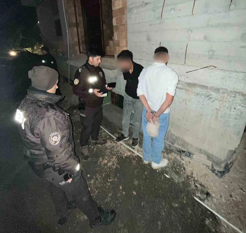 Bekçilerin dikkati sayesinde hırsızlık yapan şahıslar yakalandı
