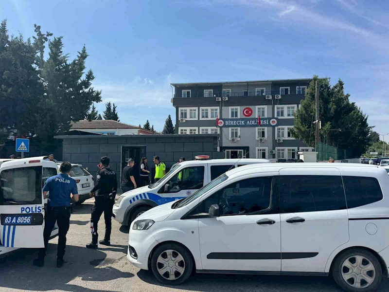 Adliye önünde taşlı sopalı kavga: 5 yaralı
