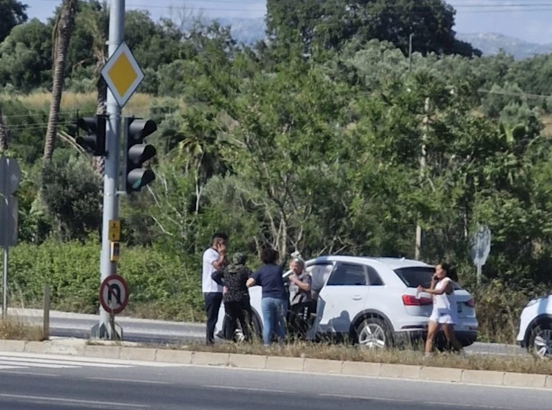 Manavgat’ta kırmızı ışıkta otomobil ile kamyonet çarpıştı: 3 yaralı
