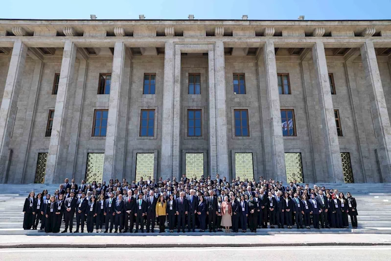 Bakan Bak, temsilci gençlerle meclisi ziyaret etti
