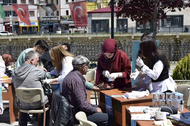 Bayburt’ta ‘Hipertansiyon Günü’ kapsamında vatandaşların tansiyonları ölçüldü
