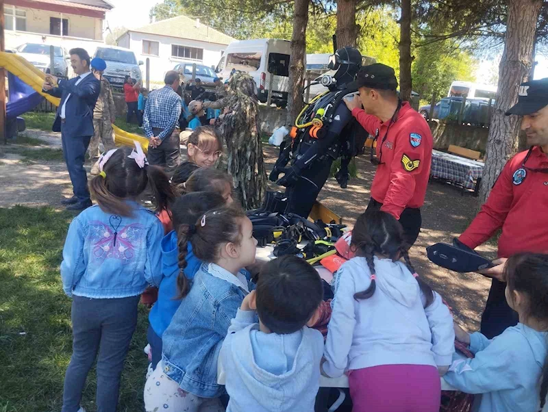 Jandarma minik öğrencileri bilgilendirdi
