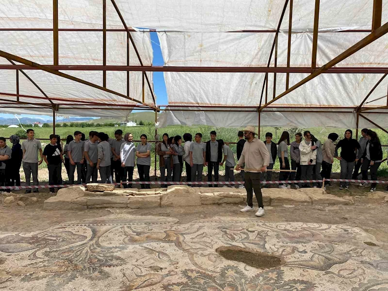 Elazığ’da öğrenciler tarihi mozaiği inceledi
