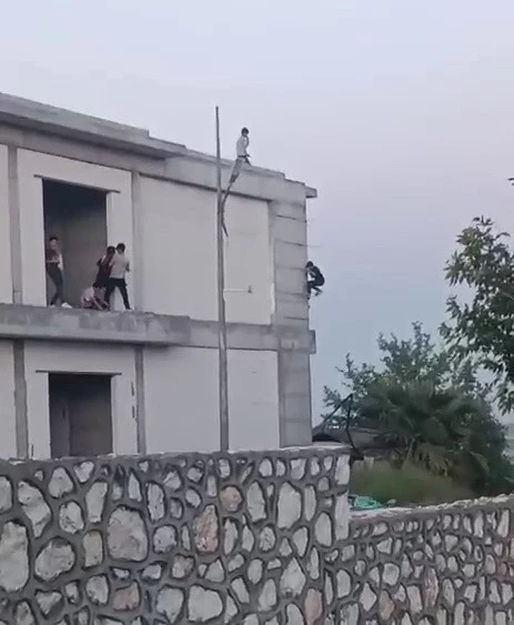 İnşaata tırmanarak canlarını hiçe saydılar

