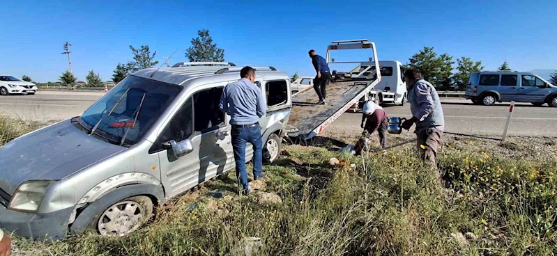 Tütün işçilerini taşıyan otomobil, hafif ticari araçla kafa kafaya çarpıştı; 6 yaralı
