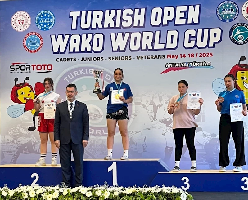 Denizlili kick boksçu Durdane dünya şampiyonu oldu
