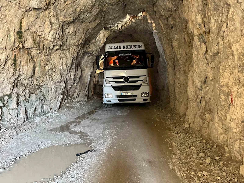 Taş Yolu tırın tünele sıkışması sonucu ulaşıma kapatıldı
