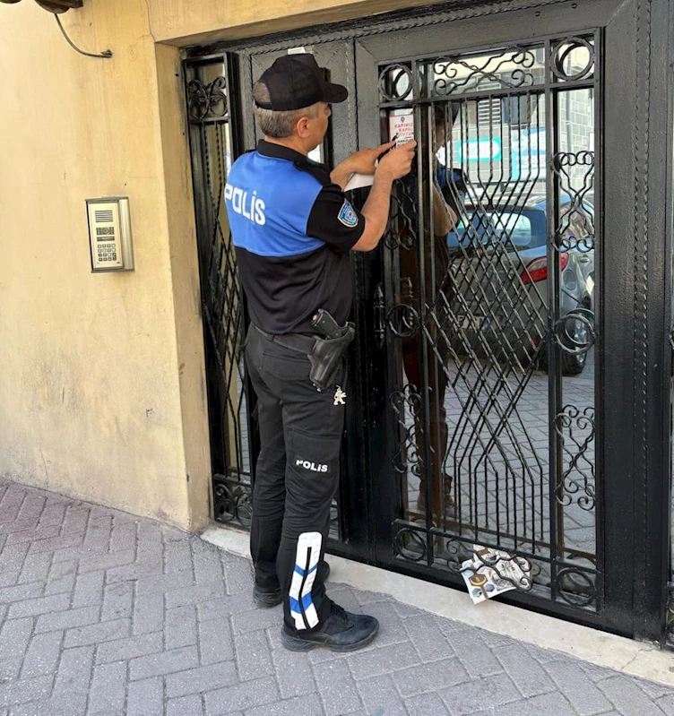 Binaların giriş kapılarına binlerce ’Hırsızlık Açık Kapı Sever’ isimli etiket yapıştırıldı
