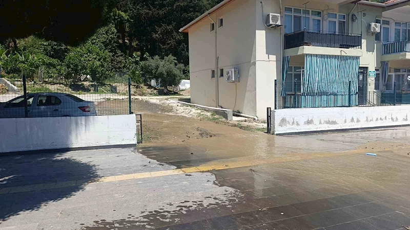 İçme suyu deposundaki aksaklık Manavgat’ta caddeyi göle çevirdi
