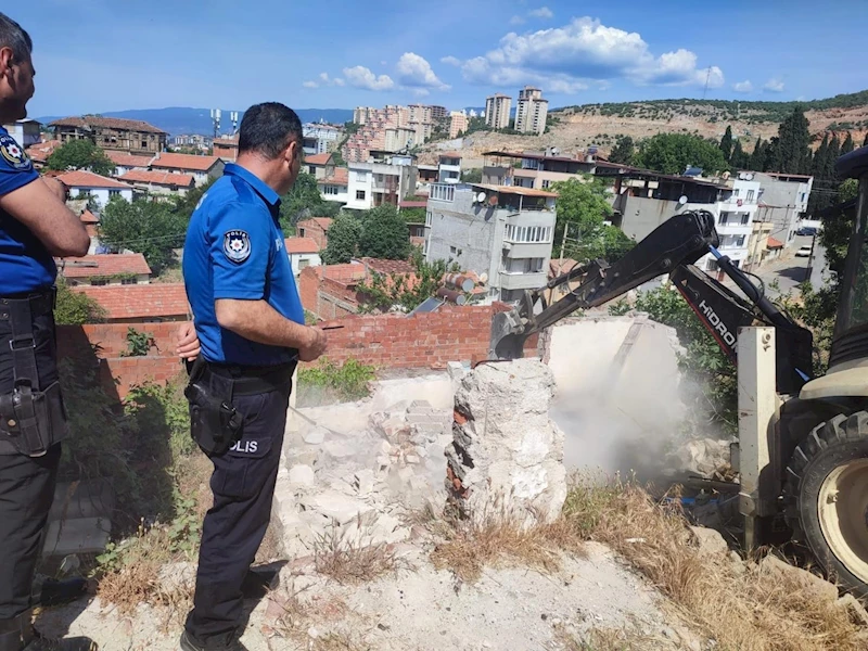 Edremit’te metruk binalar yıkılıyor
