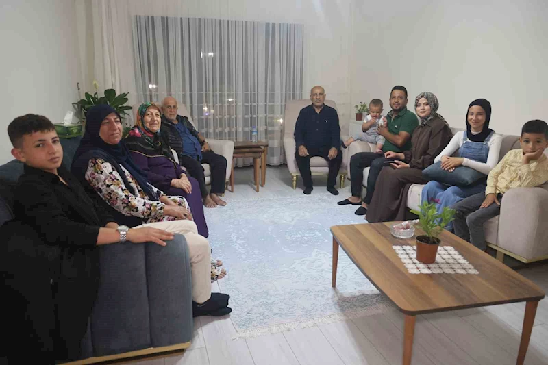 Yeni yuvasında ilk misafiri olan Bakan Kurum’a 9 evladının ismini tek solukta sayan depremzede baba gülümsetti
