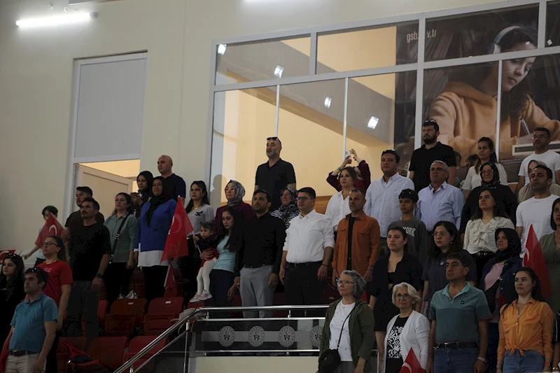 Minik yüzücülerden unutulmaz gösteri
