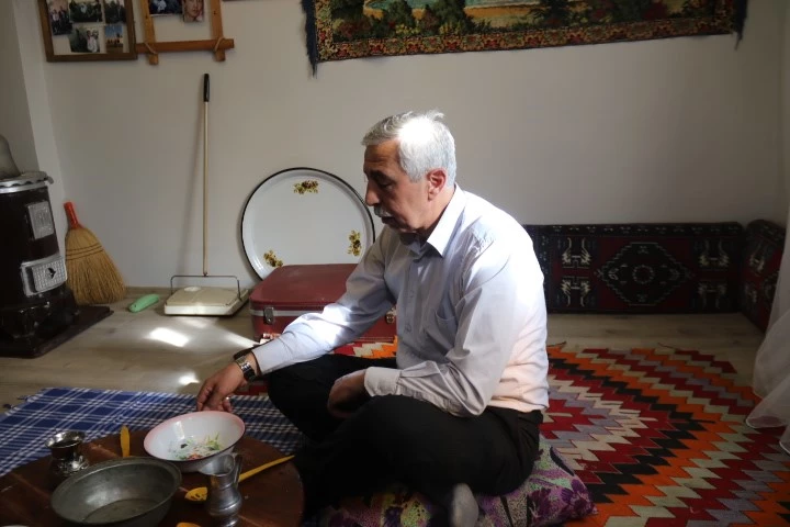 (ÖZEL) Genç kuşaklara geçmişini unutturmamak için evini müzeye çevirdi
