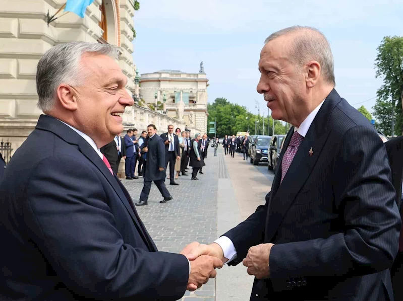 Cumhurbaşkanı Erdoğan, TDT Zirvesi’nde Macaristan Başbakan Orban tarafından karşılandı
