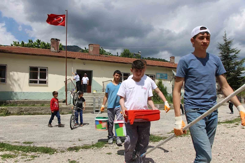 Amasya’da köy okulunu liselilerin ‘tamir takımı’ boyadı
