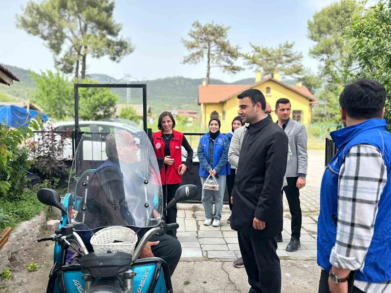 Kaymakam Kılıç, gönüllü gençlerle birlikte engelli vatandaşları evlerinde ziyaret etti
