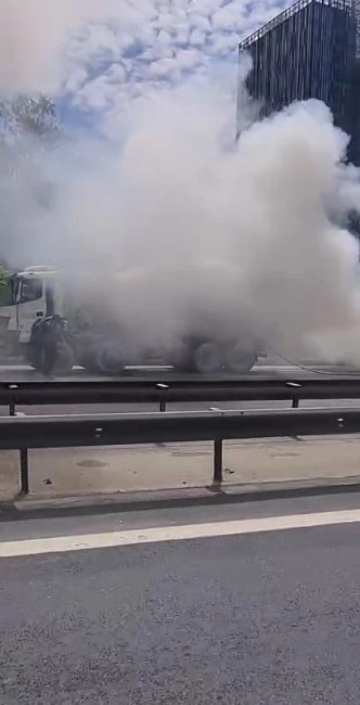 Basın Ekspres’te yanan otomobile hortumla müdahale

