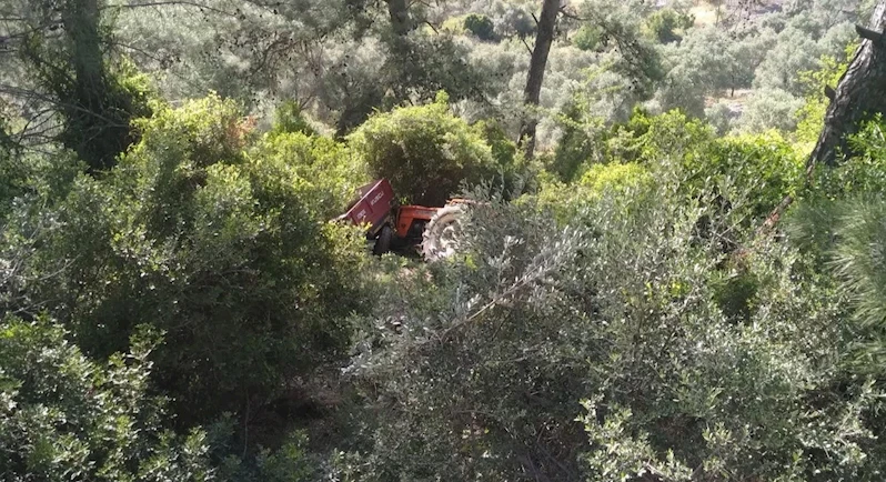 Kontrolden çıkan traktör ormanlık alana devrildi: 2 yaralı
