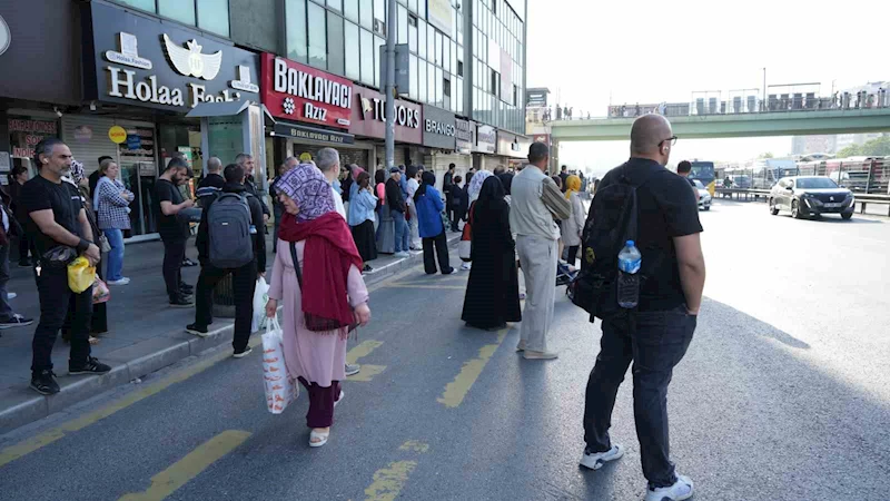 Özel halk otobüsleri kontak kapattı, vatandaşlar yolda kaldı
