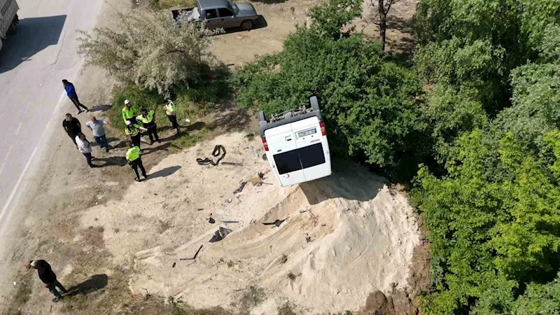 Tozu dumana katan minibüs ortalığı böyle savaş alanına çevirdi: 3 yaralı
