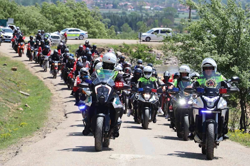 Liseli gençler motosikletleriyle trafik farkındalığı oluşturdu: 