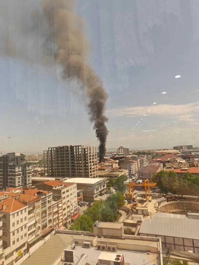 Bayrampaşa’da yangın paniği, çatıdan yükselen alevler bitişikteki binaya sıçradı
