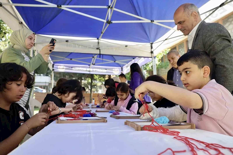 Minik eller Hereke halısı dokudu
