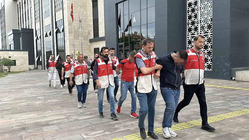Dur ihtarına uymayarak otomobil ile kaçan ve polisin üniversite öğrencisine çarpıp ağır yaralanmasına sebep olan 5 şüpheli adliyeye sevk edildi
