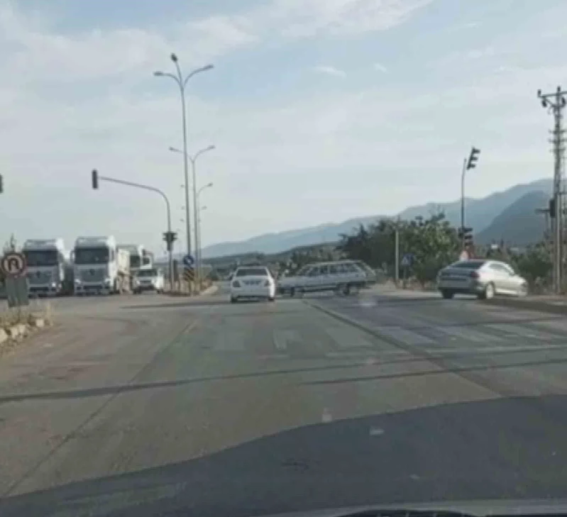 Sosyal medyaya görüntü çekmek isterken, kırmızı ışıkta geçen aracın karıştığı yaralamalı kazayı görüntüledi
