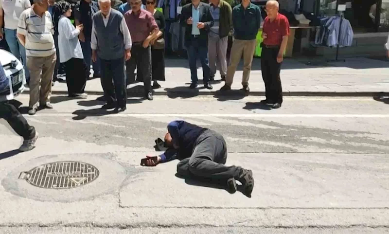 Seyir halindeki aracın önüne atladı, hastanelik oldu
