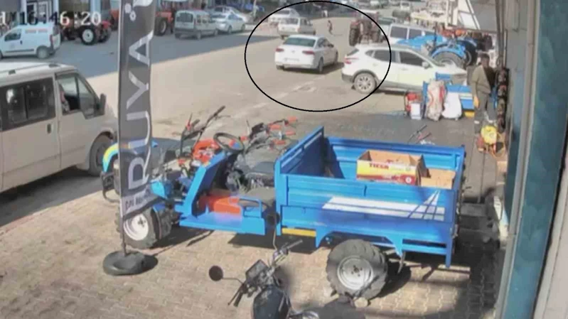 Koşarak yolun karşısına geçen çocuğa otomobil çarptı, o anlar kamerada
