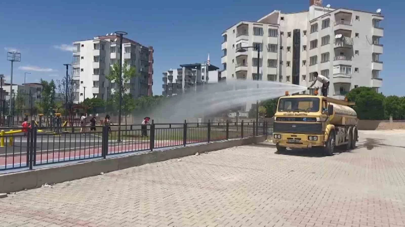 Çocukların yüzünü belediye personeli güldürdü

