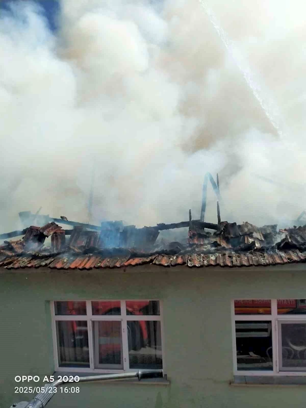 Balıkesir’de evin çatısı alevlere teslim oldu
