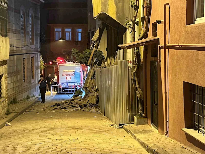 Fatih’te 2 katlı metruk bina çöktü
