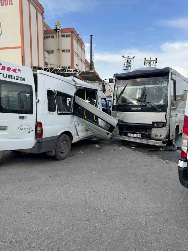 Batman’da minibüs ile midibüs çarpıştı: 7 yaralı
