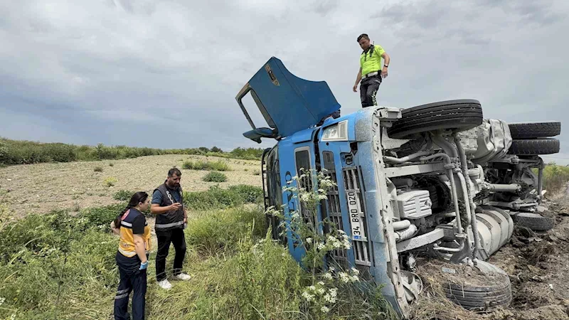 Devrilen hafriyat kamyonunun içerisinde kurtarılmayı bekledi
