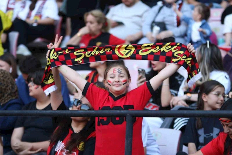 Şampiyonluğunu stadında kutlayan Eskişehirspor taraftarından siyah-kırmızı manzaralar
