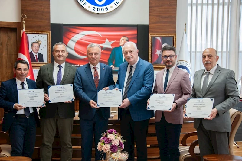 Fen Edebiyat Fakültesinin, akreditasyon belgelerini rektöre takdim etti
