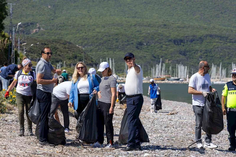 Datça’da gönüllüler çevre temizliği yaptı, 2 ton çöp toplandı
