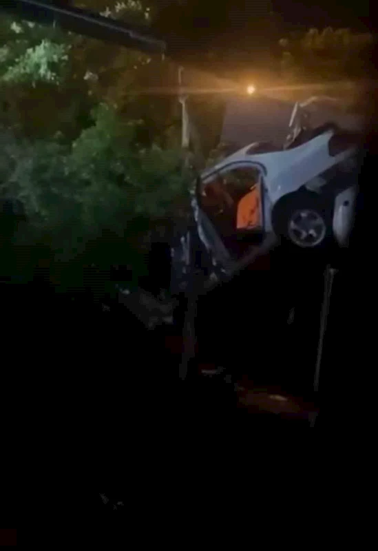Bursa’da kontrolden çıkan otomobil bahçeye uçtu : 1 yaralı
