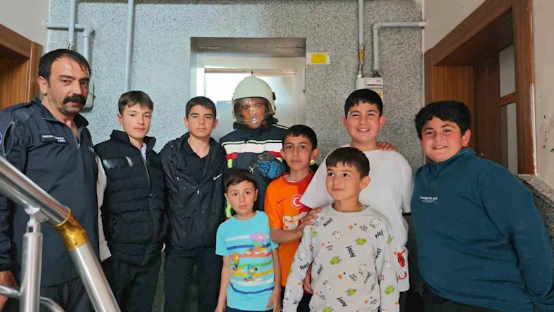 Asansör boşluğuna düşen kuş kurtarıldı
