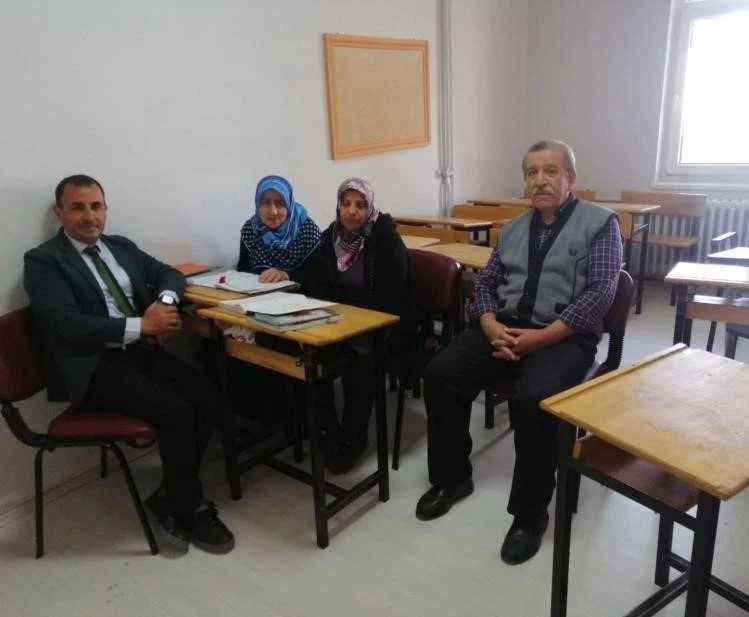 İlerlemiş yaşlarına rağmen okuma yazma öğreniyorlar
