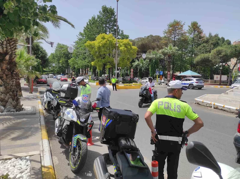 Trafik ekipleri emniyet kemerinin önemine dikkat çekti
