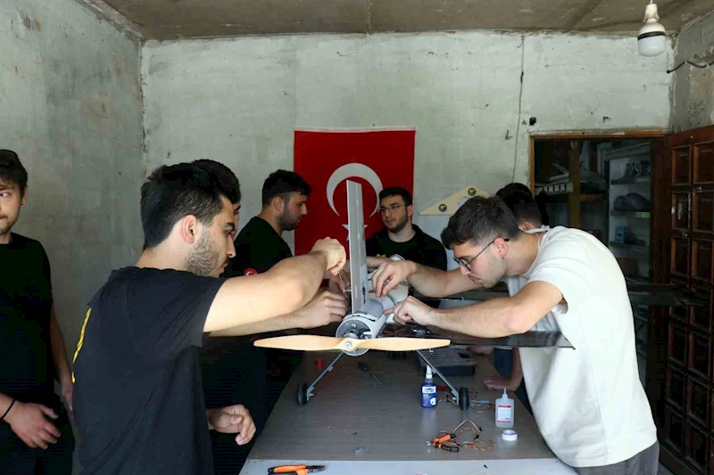 Daha önce böylesini görmediniz: Düğün konvoyunun önünü İnsansız Hava Aracı ile kestiler
