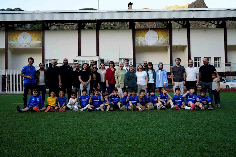 Gümüşhane’de tribünlere anne eli değiyor
