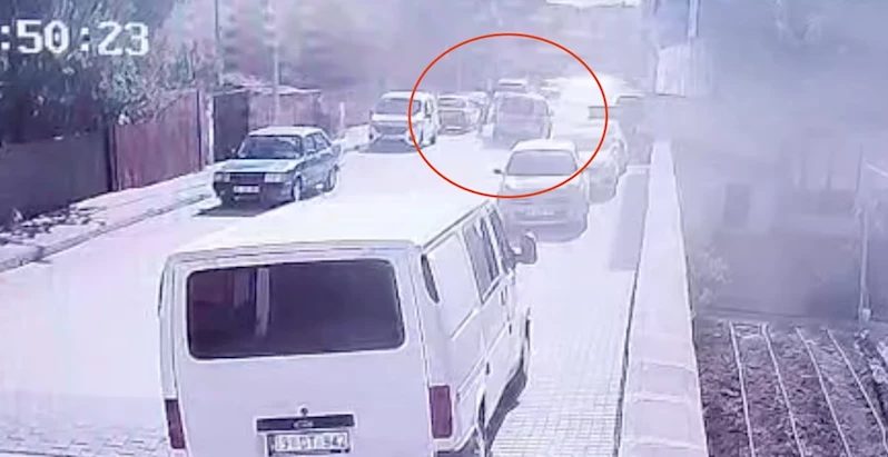 Hafif ticari aracın çarptığı çocuk yaralandı: O anlar kamerada
